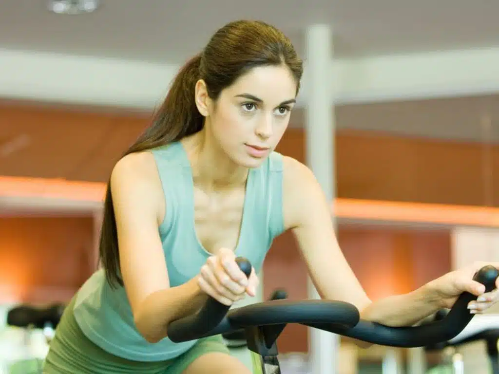 Pratiquer le vélo d'appartement en salle de gym